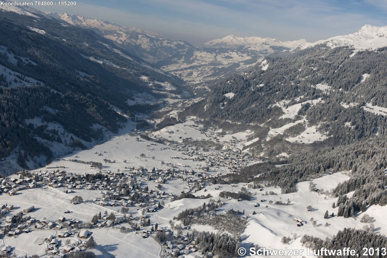 Prättigau, Blick NW-wärts von Klosters (Vordergrund) Richtung Küblis; im Hintergrund: Gebirgszüge des Rätikon (Falknis, Schesaplana). Fluss im Talgrund: Landquart